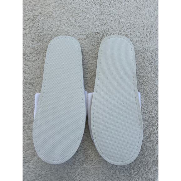 Inn on Biltmore Estate Slippers NEW White Gold Embroidered READ - Picture 4 of 5